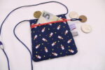 Kleiner Kinder-BRUSTBEUTEL "Mini-Raketen navy" mit Sicherheitsverschluss und Reflektorfähnchen; Brusttasche, Geldbörse, Geldbeutel