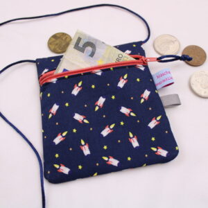 Kleiner Kinder-BRUSTBEUTEL "Mini-Raketen navy" mit Sicherheitsverschluss und Reflektorfähnchen; Brusttasche, Geldbörse, Geldbeutel