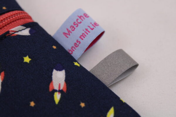 Kleiner Kinder-BRUSTBEUTEL "Mini-Raketen navy" mit Sicherheitsverschluss und Reflektorfähnchen; Brusttasche, Geldbörse, Geldbeutel
