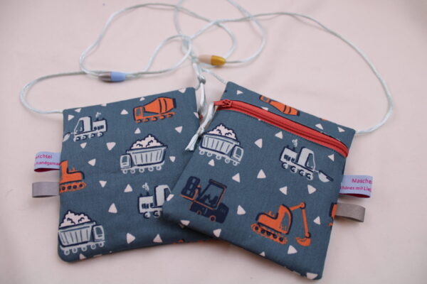 Kleiner Kinder-BRUSTBEUTEL "Baufahrzeuge rauchblau" mit Sicherheitsverschluss und Reflektorfähnchen; Brusttasche, Geldbörse, Geldbeutel