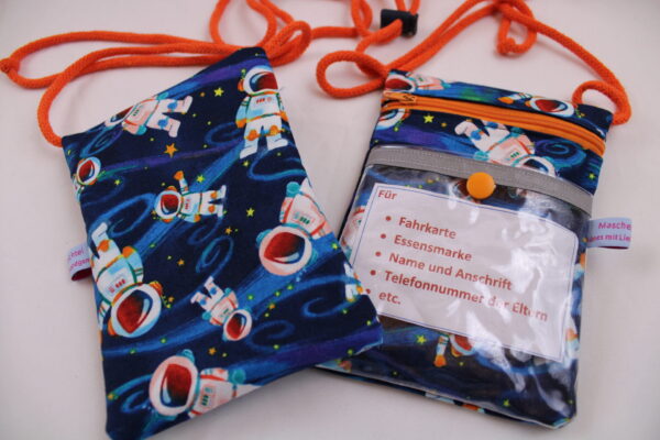 BRUSTBEUTEL / Umhängetäschchen für Kinder "Astronaut im All" mit Klarsichtfach mit Reflektorstreifen; Geldbörse, Fahrkartentasche, Kindergeldbeutel