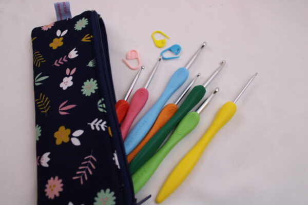 Häkelnadel-Set Geschenkset – 8 bunte ergonomische Häkelnadeln (2,5–6,0 mm) mit Täschchen und 3 Maschenmarkierern – Einsteiger Amigurumi Set