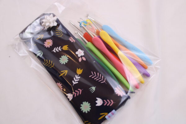 Häkelnadel-Set Geschenkset – 8 bunte ergonomische Häkelnadeln (2,5–6,0 mm) mit Täschchen und 3 Maschenmarkierern – Einsteiger Amigurumi Set – Bild 6