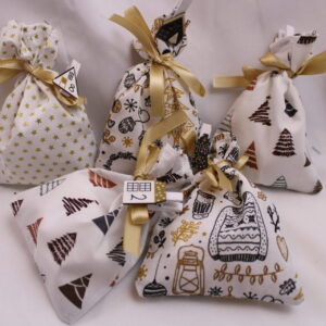 Adventskalender-Säckchen, handgenäht, zeitlos-schlicht, mit Holzklammern und -zahlen, zum Selbstbefüllen, wiederverwendbar, nachhaltig