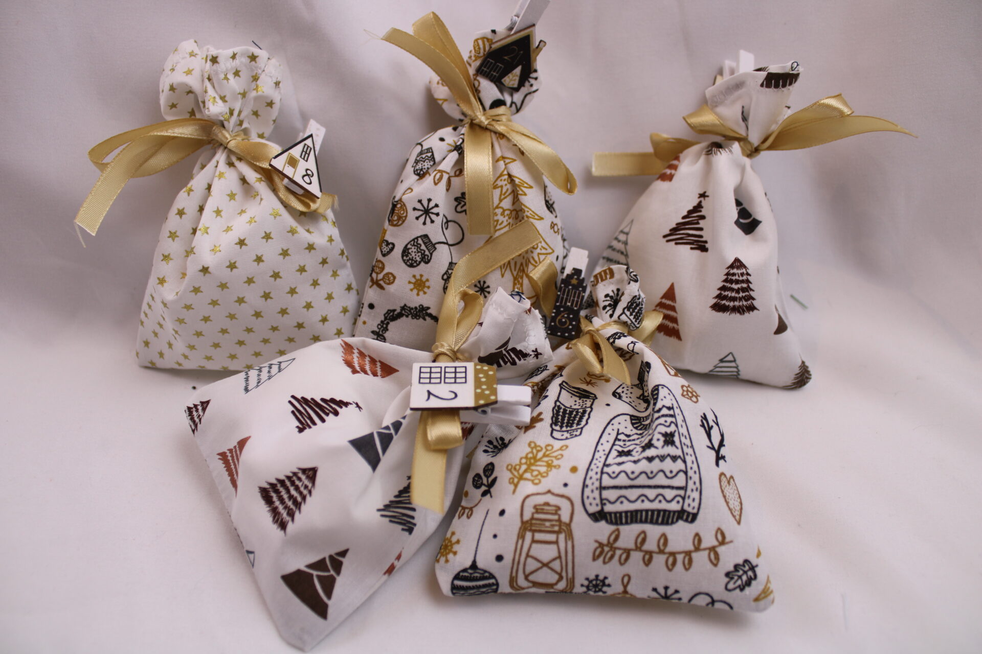 Adventskalender-Säckchen elegant, zeitlos (6) Adventskalender-Säckchen, handgenäht, zeitlos-schlicht, mit Holzklammern und -zahlen, zum Selbstbefüllen, wiederverwendbar, nachhaltig