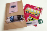 DIY-Häkelset, Geschenkset "Retro-Bus" blau oder rot mit Häkelnadel und Projekttasche Gr. S; Materialpackung, Häkelpaket, Handarbeitsset