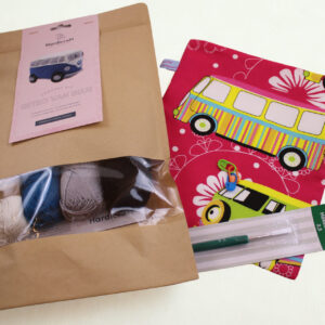 DIY-Häkelset, Geschenkset "Retro-Bus" blau oder rot mit Häkelnadel und Projekttasche Gr. S; Materialpackung, Häkelpaket, Handarbeitsset
