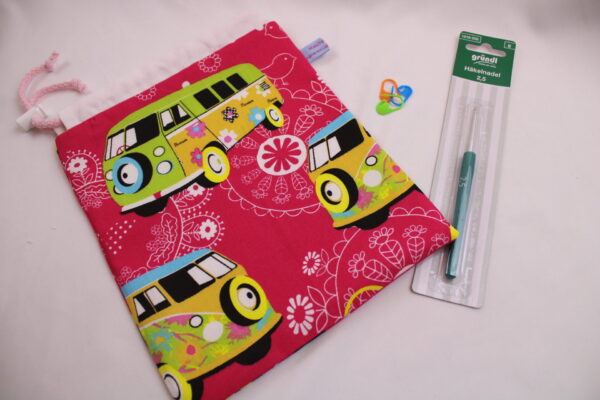 DIY-Häkelset, Geschenkset "Retro-Bus" blau oder rot mit Häkelnadel und Projekttasche Gr. S; Materialpackung, Häkelpaket, Handarbeitsset – Bild 4