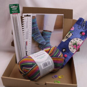 Strickset "Socken stricken", komplettes Geschenkset zum Strümpfe stricken, DIY-Pack inklusive Wolle, Nadeln, Nadelgarage, Handmaß und Anleitung