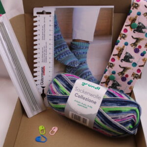Strickset "Socken stricken", komplettes Geschenkset zum Strümpfe stricken, DIY-Pack inklusive Wolle, Nadeln, Nadelgarage, Handmaß und Anleitung