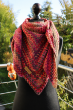 Großes Schultertuch, Dreieckstuch mit Farbverlauf, rot/fuchsia/braun/nude, handgehäkelt aus Wolle Gründl MIRABELLA