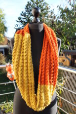 Farbenfroher Loop im Lochmuster, kürbis/curry, handgestrickt aus Wolle Gründl SHETLAND – Bild 5