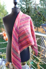 Großes Schultertuch, Dreieckstuch mit Farbverlauf, rot/fuchsia/braun/nude, handgehäkelt aus Wolle Gründl MIRABELLA – Bild 3