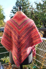 Großes Schultertuch, Dreieckstuch mit Farbverlauf, rot/fuchsia/braun/nude, handgehäkelt aus Wolle Gründl MIRABELLA