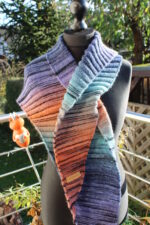 Wärmendes Schultertuch, Dreieckstuch mit Farbverlauf, kürbis-aqua-lila-blau, handgestrickt aus Wolle Gründl FINEZZA – Bild 4