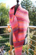 Üppiges Schultertuch, Dreieckstuch in Rottönen, handgestrickt aus Wolle Gründl PAPAGALLO, Vegan – Bild 3