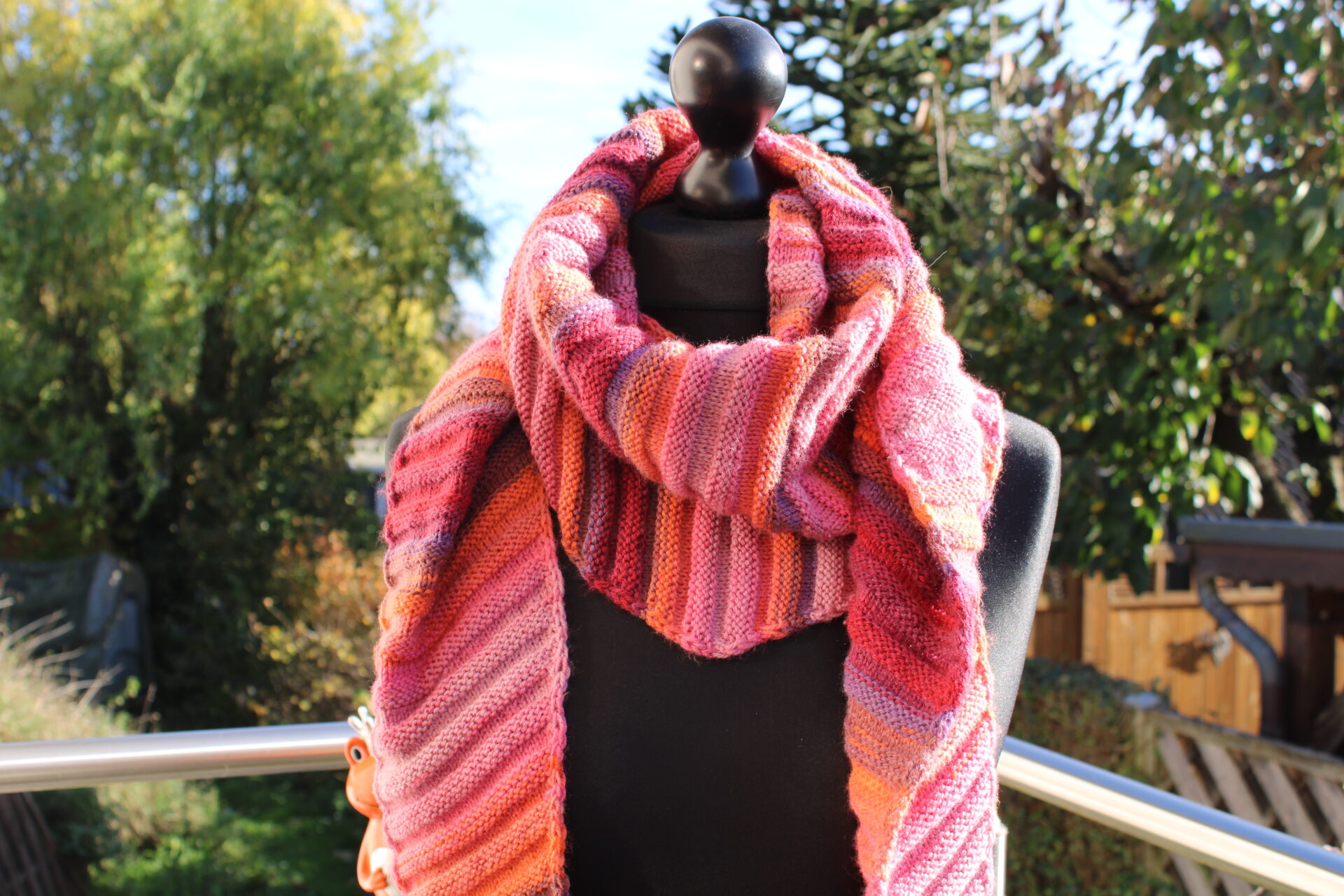 Schultertuch handgestrickt Papagallo Rottöne (2) Üppiges Schultertuch, Dreieckstuch in Rottönen, handgestrickt aus Wolle Gründl PAPAGALLO, Vegan