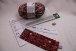 Strickset "Weihnachts-Socken stricken", komplettes Geschenkset zum Strümpfe stricken, DIY-Pack inklusive Wolle (6-fach), Nadeln, Nadelgarage, Handmaß und Anleitung – Bild 3