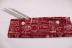 Strickset "Weihnachts-Socken stricken", komplettes Geschenkset zum Strümpfe stricken, DIY-Pack inklusive Wolle (6-fach), Nadeln, Nadelgarage, Handmaß und Anleitung – Bild 7