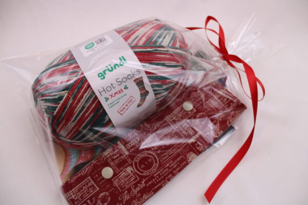 Strickset "Weihnachts-Socken stricken", komplettes Geschenkset zum Strümpfe stricken, DIY-Pack inklusive Wolle (6-fach), Nadeln, Nadelgarage, Handmaß und Anleitung – Bild 9