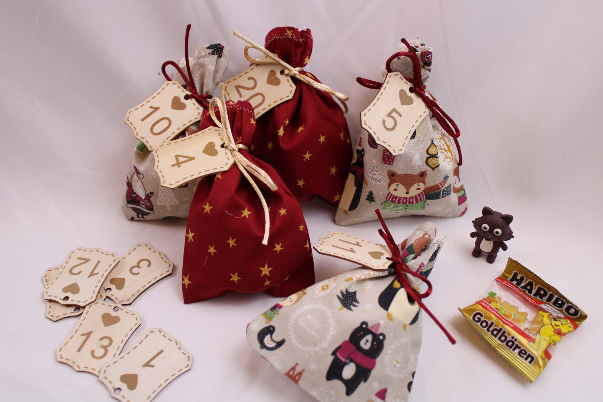 Adventskalender-Säckchen Weihnachten im Wald (5) Adventskalender-Säckchen "Weihnachten im Wald", handgenäht, mit Holzzahlen, zum Selbstbefüllen, wiederverwendbar, nachhaltig