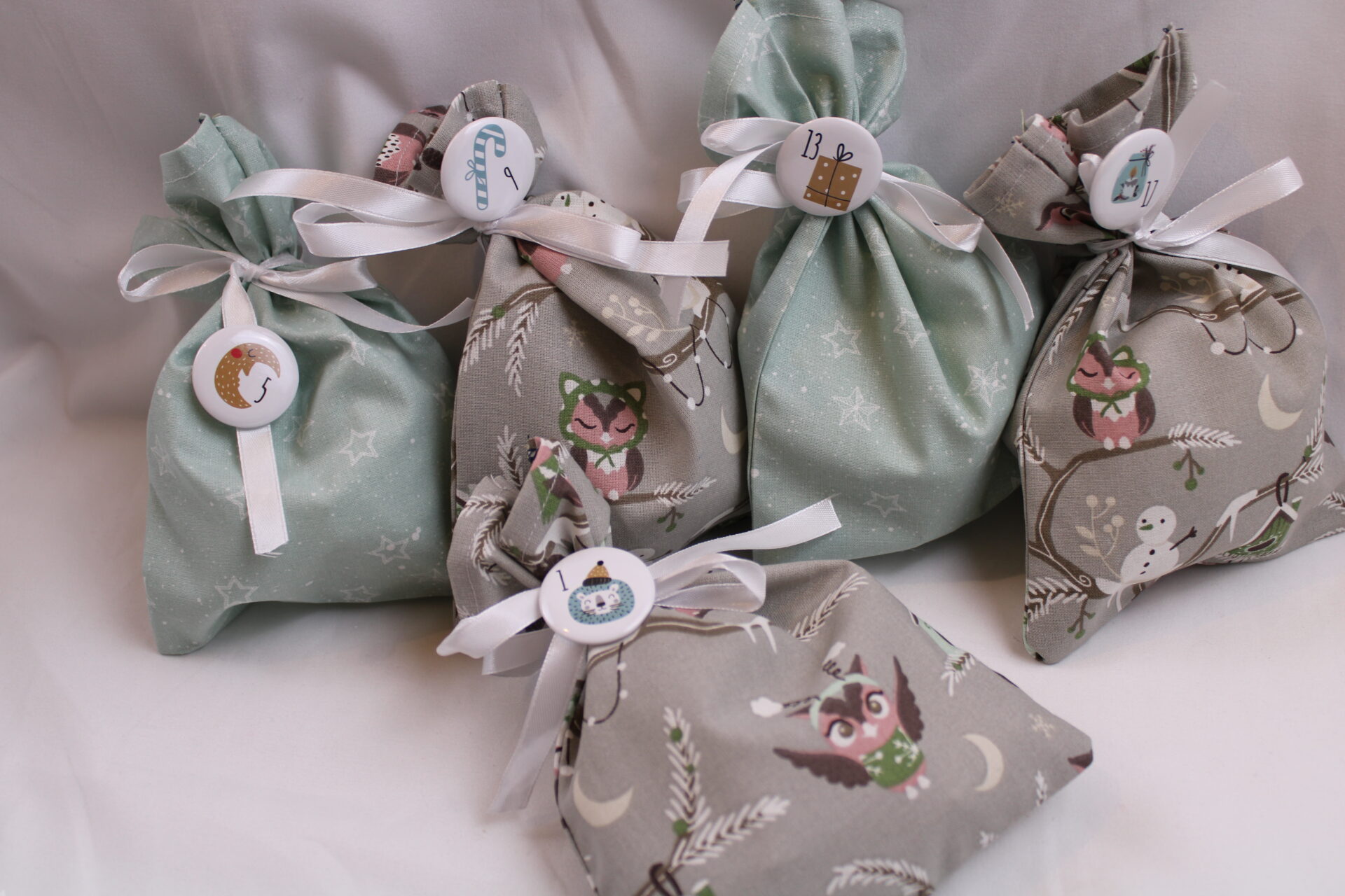 Adventskalender-Säckchen XL Wintereulen (4) Adventskalender-Säckchen XL "Wintereulen", handgenäht, zum Selbst-Befüllen, zarte Pastelfarben mit Zahlenbuttons, wiederverwendbar, nachhaltig