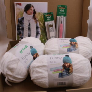 DIY Häkelset, Schal mit Fransen, komplettes Geschenkset mit Wolle, Häkelnadel, Maßband und Anleitung. Für Anfänger geeignet. Markenwolle.