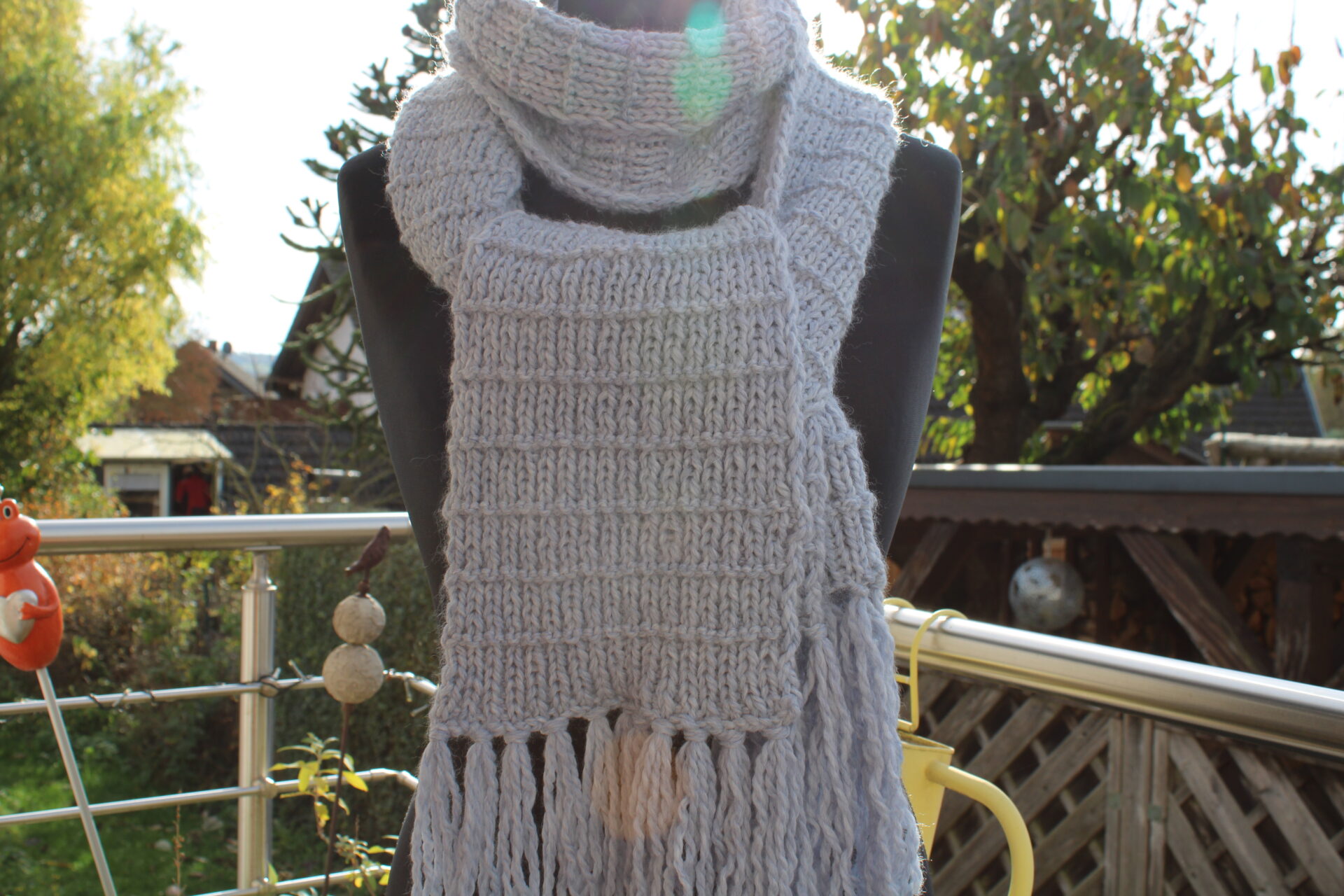 DIY-Strickset Langer Fransenschal (1) Anfänger-Strickset "Extralanger Strickschal", verschied. Farben verfügbar, Geschenkset, DIY-Pack inkl. Wolle, Nadeln, Maßband, Maschenmarkierern, Anleitung