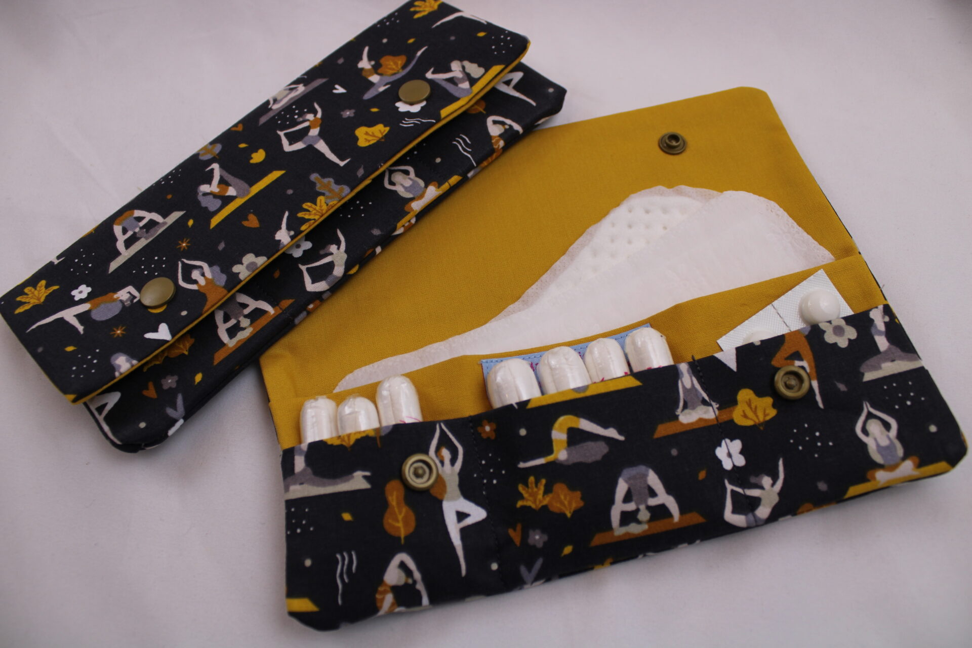 Tampontasche-Etui für Slipeinlagen und Tampons-Hygieneetui (20) Tampontasche / Etui für Slipeinlagen u. Tampons / Notfalltäschchen / Medikamententäschchen / Kondomtäschchen / Hygieneetui "Yoga"