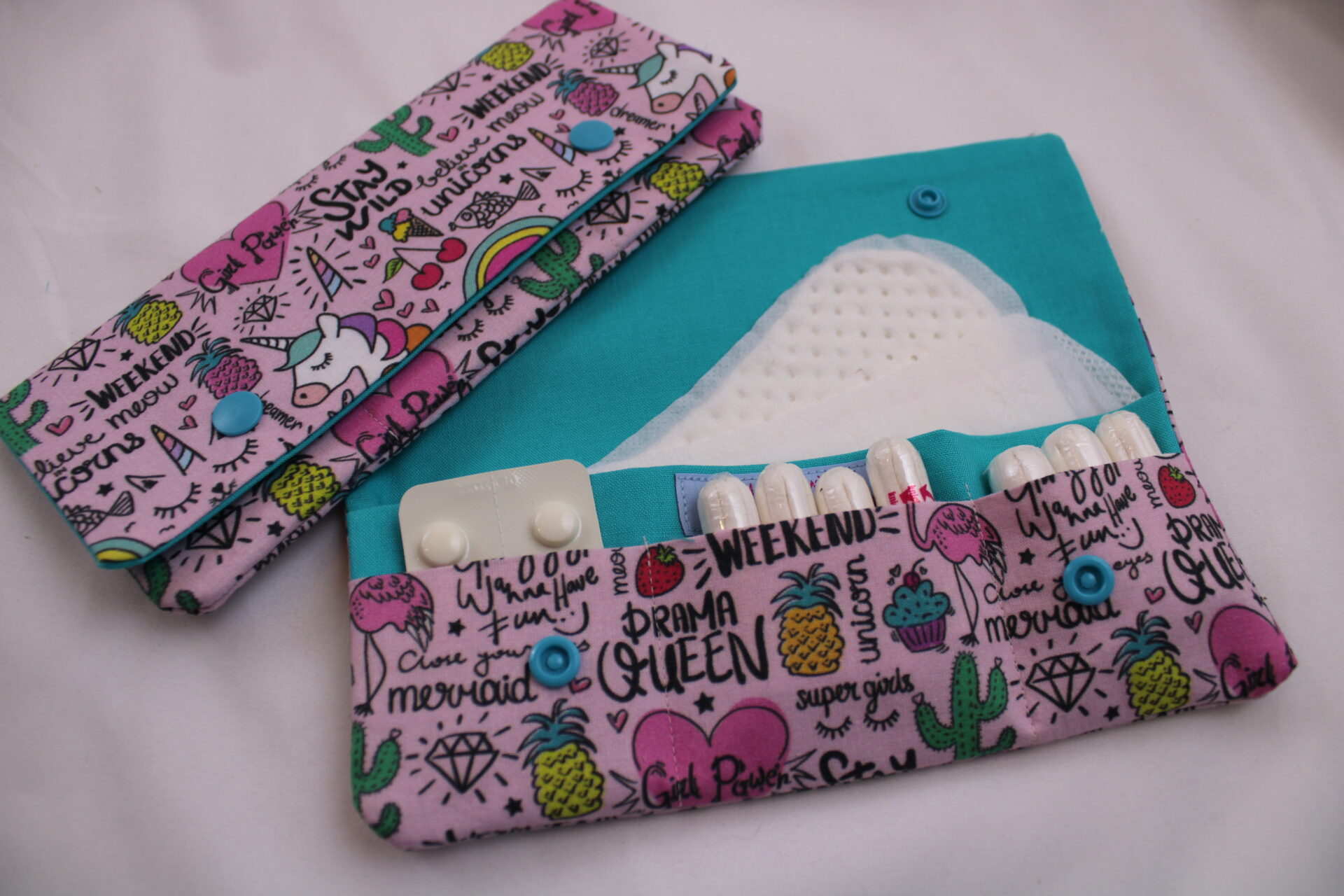 Tampontasche-Etui für Slipeinlagen und Tampons-Hygieneetui (3) Tampontasche / Etui für Slipeinlagen u. Tampons / Notfalltäschchen / Medikamententäschchen / Kondomtäschchen / Hygieneetui "Girl Power"