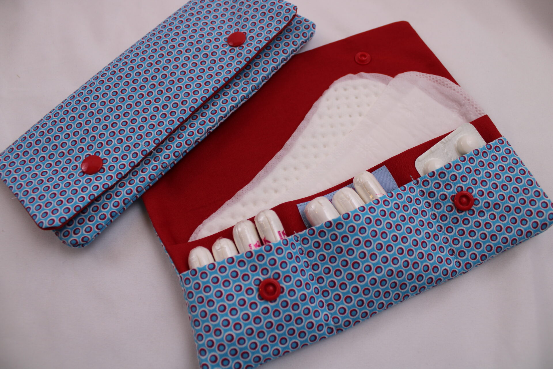 Tampontasche-Etui für Slipeinlagen und Tampons-Hygieneetui (9) Tampontasche / Etui für Slipeinlagen u. Tampons / Notfalltäschchen / Medikamententäschchen / Kondomtäschchen / Hygieneetui "Pünktchen rot"