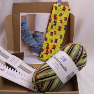 Strickset "Socken stricken", komplettes Geschenkset zum Strümpfe stricken, DIY-Pack inklusive Wolle, Nadeln, Nadelgarage, Handmaß und Anleitung
