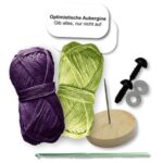 DIY-Häkelset "Aubergine" Emotional Support Veggies Häkelset inkl. Anleitung und komplettem Material in der Blechdose – Bild 4