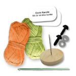 DIY-Häkelset "Karotte" Emotional Support Veggies Häkelset inkl. Anleitung und komplettem Material in der Blechdose – Bild 4