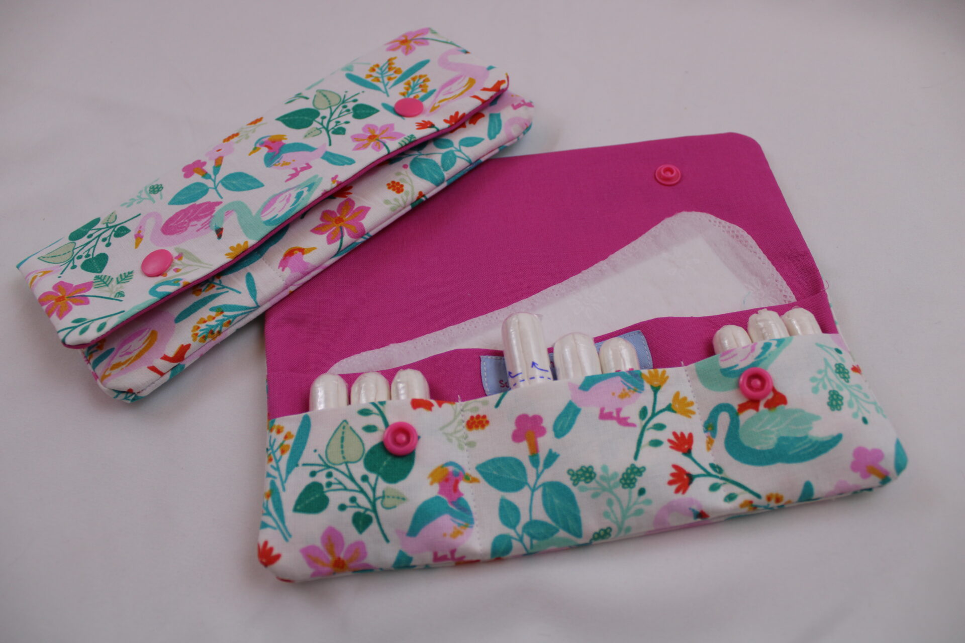 Etui für Slipeinlagen und Tampons, Tampontasche (1) Tampontasche / Etui für Slipeinlagen u. Tampons / Notfalltäschchen / Medikamententäschchen / Kondomtäschchen / Hygieneetui "Schwäne"