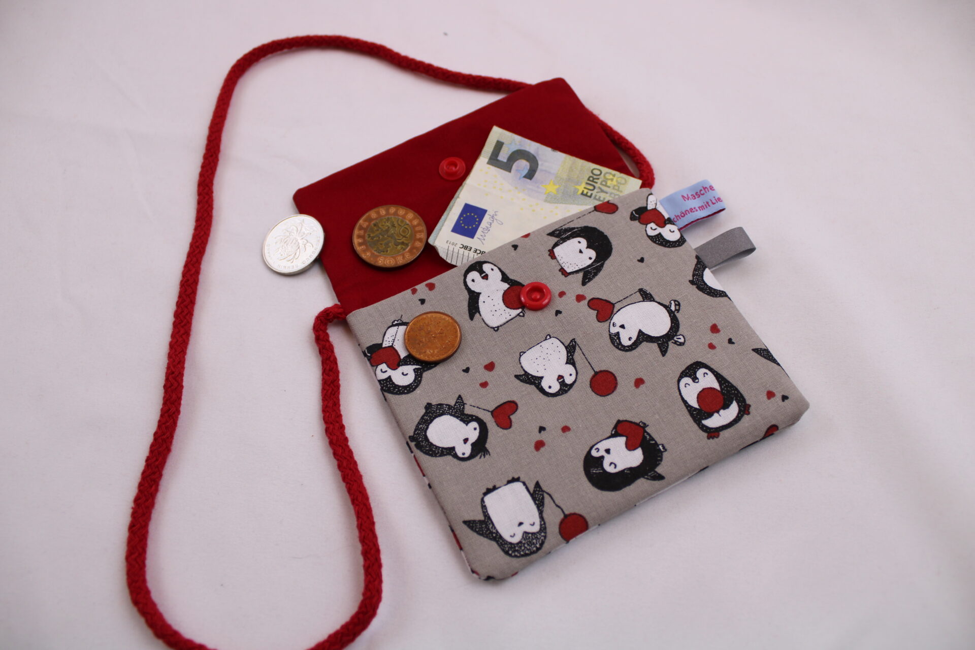 Brustbeutel Kinder Pinguin Herz (3) Kinder-BRUSTBEUTEL "Pinguin mit Herz" mit Druckknopf, Reflektorfähnchen; mit oder ohne Klarsichtfach/Fahrkartenfach, Brusttasche