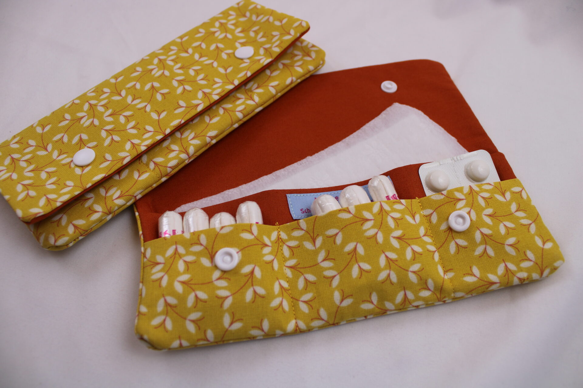 Hygieneetuis für Slipeinlagen und Tampons (8) Tampontasche / Etui für Slipeinlagen u. Tampons / Notfalltäschchen / Medikamententäschchen / Kondomtäschchen / Hygieneetui "Weiße Blättchen"