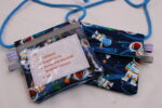 Kinder-BRUSTBEUTEL "Astronaut im All" mit Druckknopf, Reflektorfähnchen; mit oder ohne Klarsichtfach/Fahrkartenfach, Brusttasche, Geldbörse