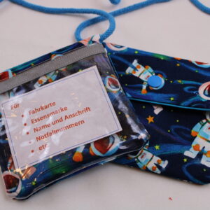 Kinder-BRUSTBEUTEL "Astronaut im All" mit Druckknopf, Reflektorfähnchen; mit oder ohne Klarsichtfach/Fahrkartenfach, Brusttasche, Geldbörse
