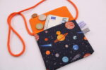 Kinder-BRUSTBEUTEL "Planeten" mit Druckknopf, Reflektorfähnchen; mit oder ohne Klarsichtfach/Fahrkartenfach, Brusttasche, Geldbörse