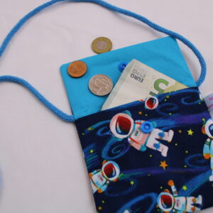 Kinder-BRUSTBEUTEL "Astronaut im All" mit Druckknopf, Reflektorfähnchen; mit oder ohne Klarsichtfach/Fahrkartenfach, Brusttasche, Geldbörse