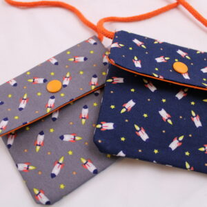 Kinder-BRUSTBEUTEL "Miniraketen grau od. blau" mit Druckknopf, Reflektorfähnchen; mit oder ohne Klarsichtfach/Fahrkartenfach