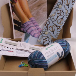 Strickset "Sommer-Socken stricken", komplettes Geschenkset z. Strümpfe stricken, DIY-Pack inkl. veganer Wolle, Nadeln, Nadelgarage, Handmaß und Anleitung