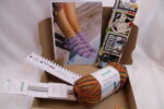 Strickset "Sommer-Socken stricken", komplettes Geschenkset z. Strümpfe stricken, DIY-Pack inkl. veganer Wolle, Nadeln, Nadelgarage, Handmaß und Anleitung