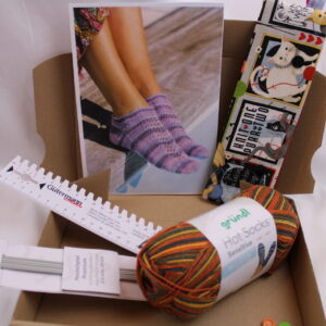 Strickset "Sommer-Socken stricken", komplettes Geschenkset z. Strümpfe stricken, DIY-Pack inkl. veganer Wolle, Nadeln, Nadelgarage, Handmaß und Anleitung