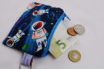 Kleine Kinder-Geldbörse/ Kinder Portemonnaie/ Geldbeutel "Astronaut im All", mit Reißverschluss und Schlüsselring – praktisch, leicht und handlich – Bild 2