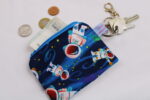 Kleine Kinder-Geldbörse/ Kinder Portemonnaie/ Geldbeutel "Astronaut im All", mit Reißverschluss und Schlüsselring – praktisch, leicht und handlich