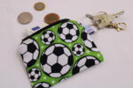 Kleine Kinder-Geldbörse/ Kinder Portemonnaie/ Geldbeutel "Fußbälle", mit Reißverschluss und Schlüsselring – praktisch, leicht und handlich