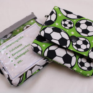 Kinder-Geldbeutel "Fußbälle" mit Reißverschlussfach, Steckfach und Schlüsselring, optional mit Klarsichtfach, Geldbörse, Minibörse, Portemonnaie