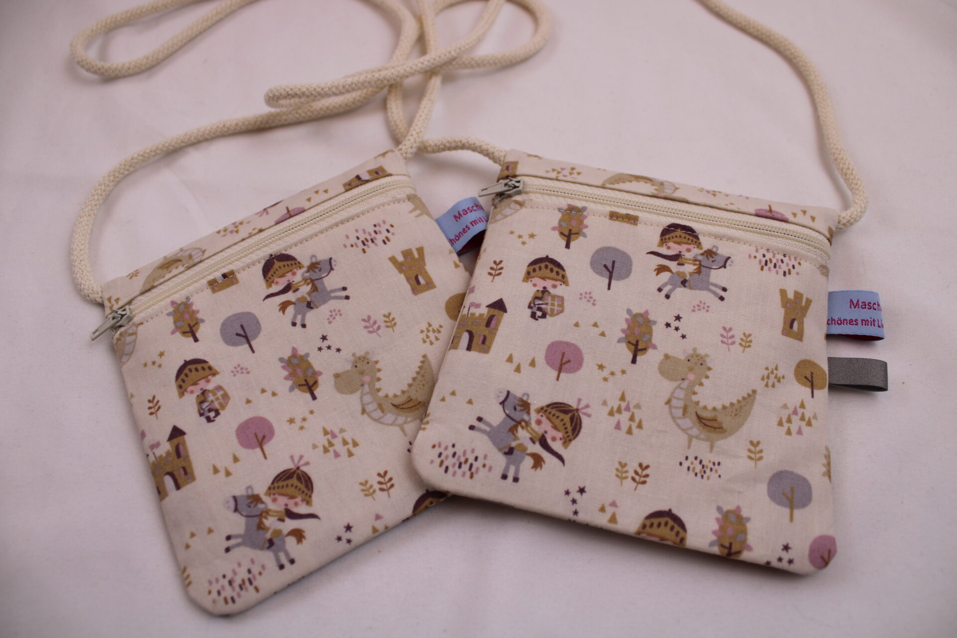 Kinder-Brustbeutel Kleiner Ritter (1) Kinder-BRUSTBEUTEL "Kleiner Ritter" mit Reißverschluss und Reflektorfähnchen; Brusttasche, Geldbörse, Geldbeutel